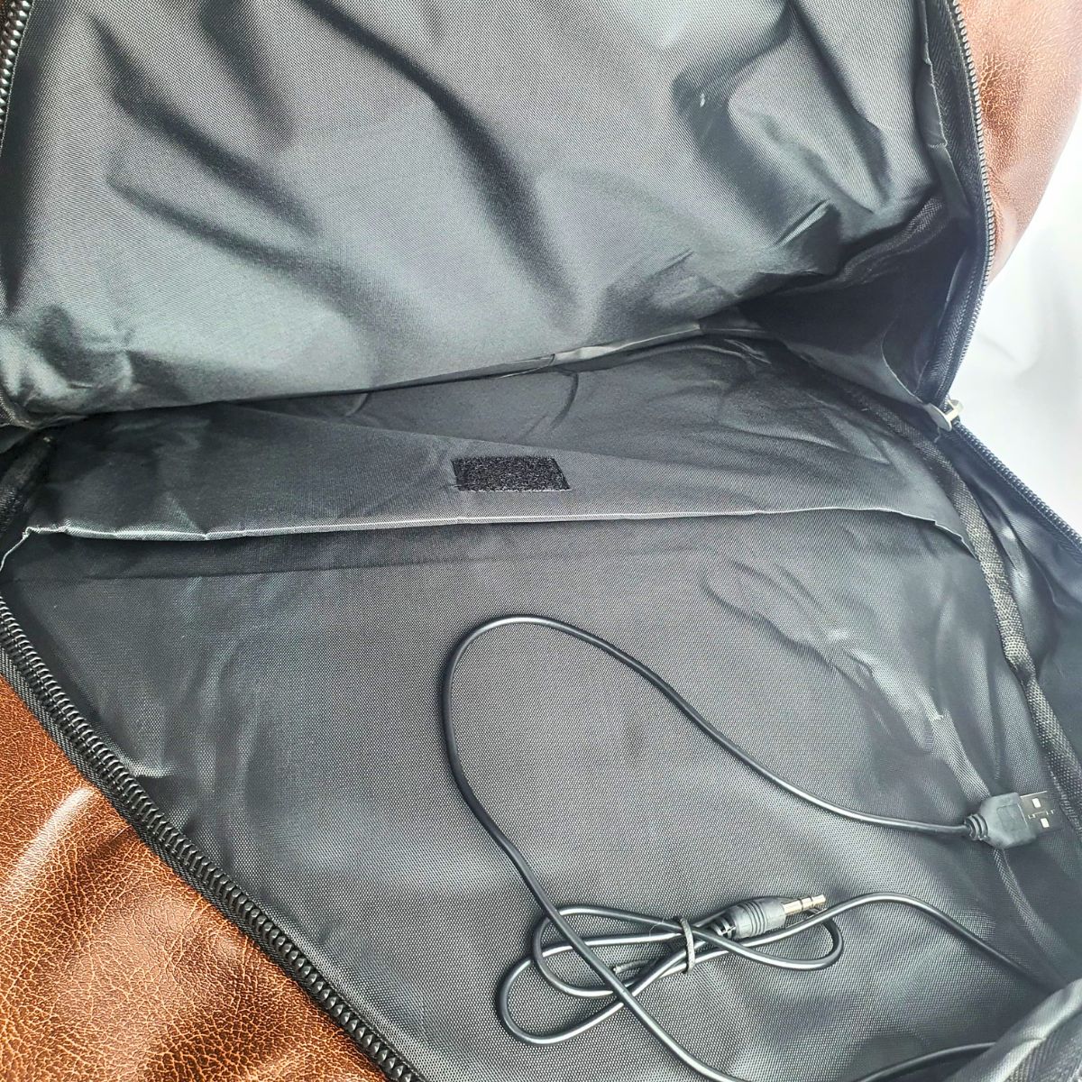 Mochila Masculina Couro Sintético Marrom Sport Com Entrada Cabo UBS e Fone Mochila Masculina Couro Sintético Marrom Sport Com Entrada Cabo UBS e Fone
